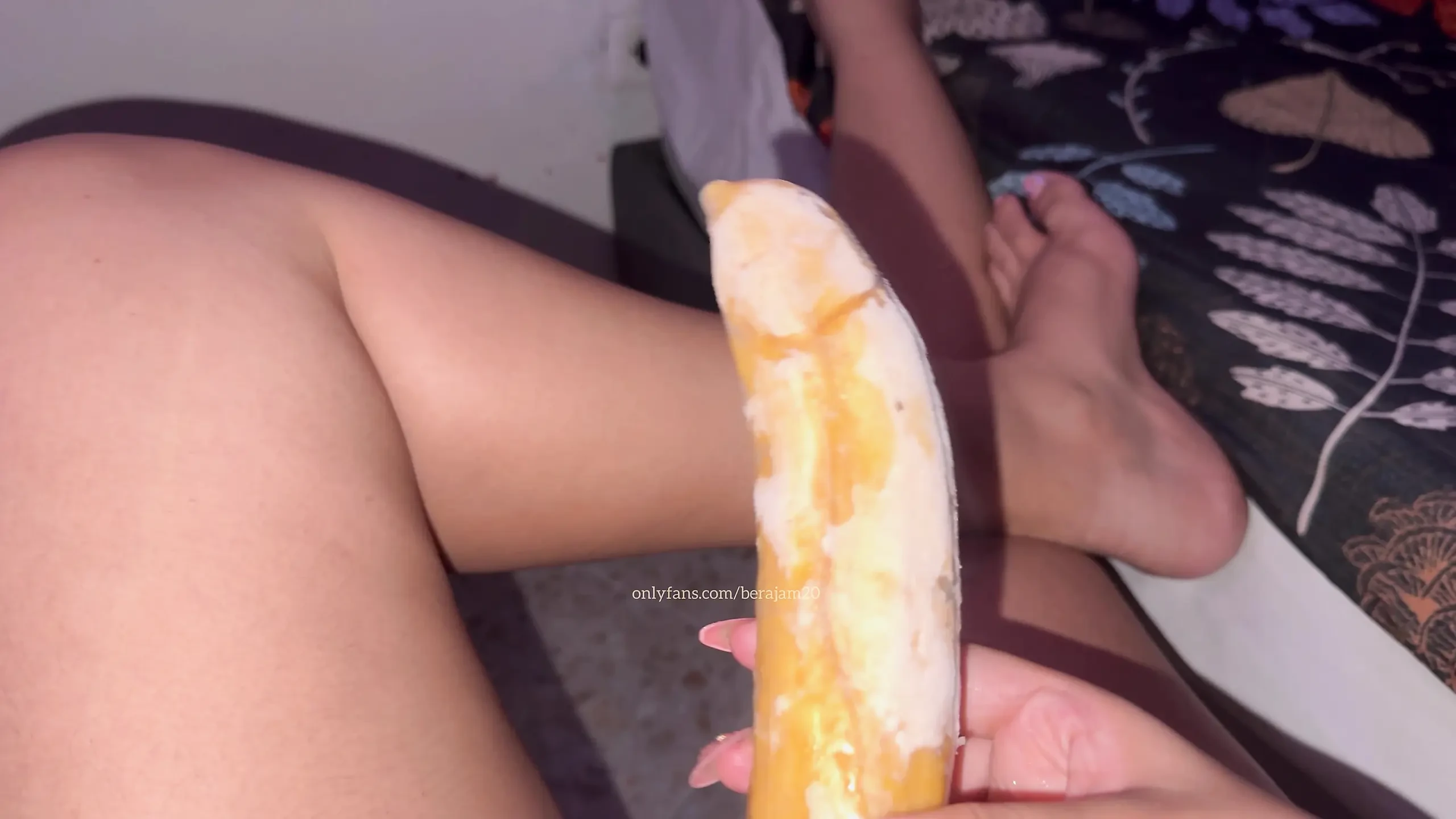 第一次尝试，带黄瓜的年轻女孩