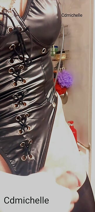 Cdmichelle u crnom jednodijelnom bodiju, a zatim oblači seksi bijelu haljinu