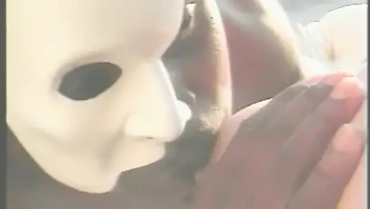 Muskulöse fremder in weißer Superheldin-Maske bohrt ebenholzküken auf dem Parkplatz des Einkaufszentrums