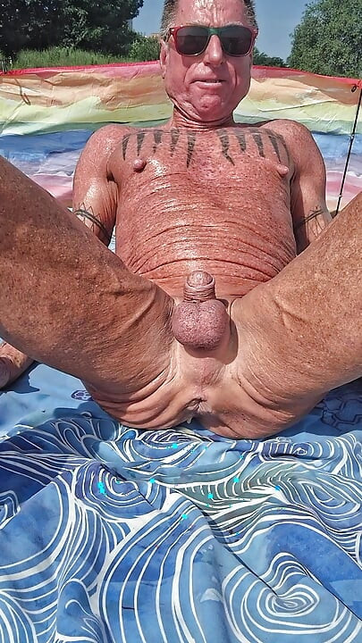 Dimineața devreme la plajă îmi întind curul cu imensul meu vibrator negru