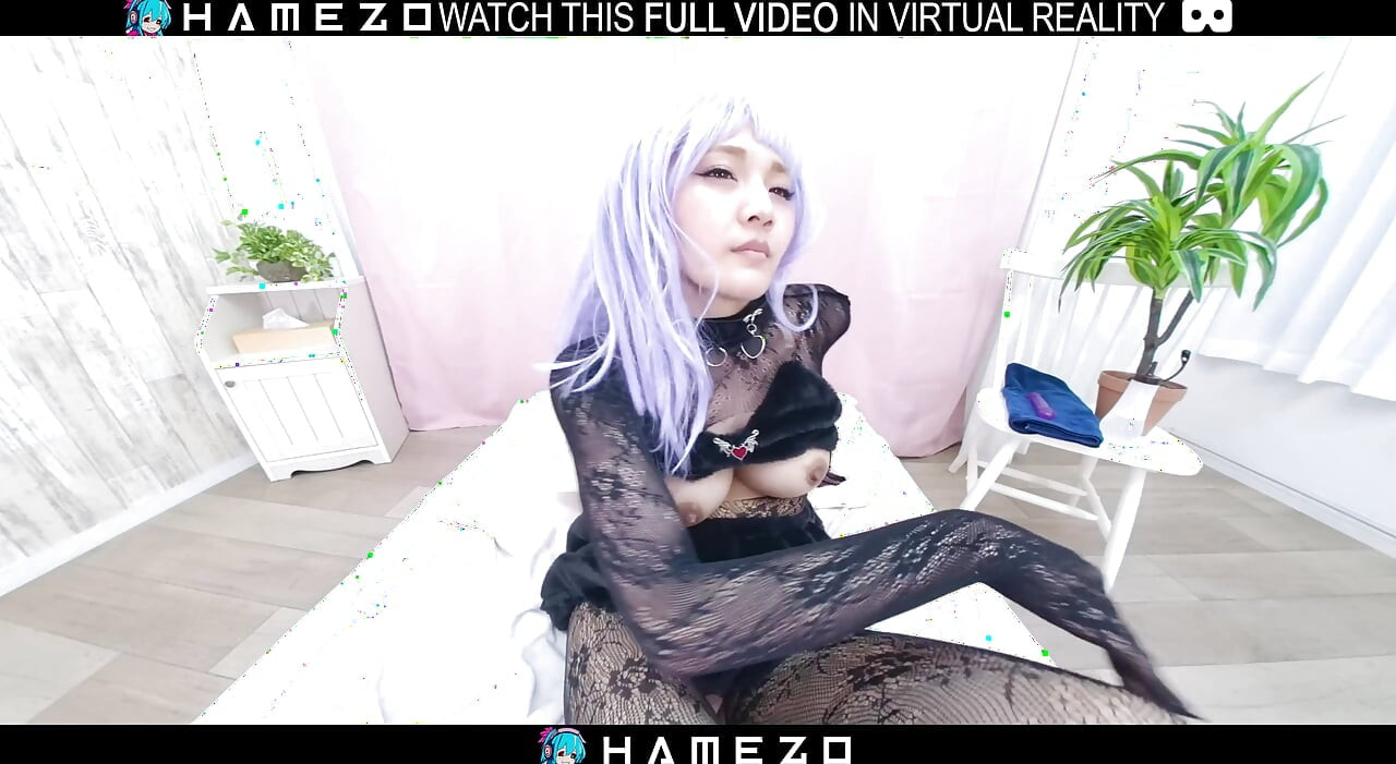Chica japonesa cachonda Rena Horikawa juega con un consolador morado, en vr.