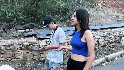 Sesi pemotretan pertamaku dengan gadis latina yang tidak dikenal berakhir dengan persetubuhan keras, aku akhirnya mengisi memeknya dengan susu.