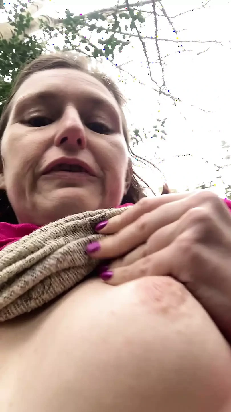 当超级乳头露出来时，在公共场合玩弄我的奶子时，差点被发现！