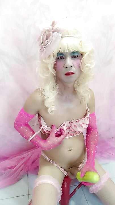 Oanh Le transgénero vistiendo sexy lencería porno avalancha usando nueva tecnología