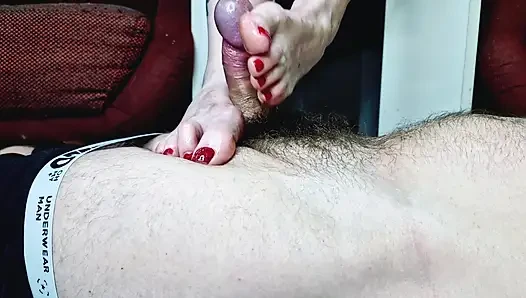 Kontol budak seks mengalir dari kakiku. Footjob, fetish kaki, penghancuran orgasme.