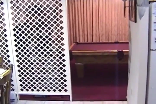 Tombul orta yaşlı seksi kadının büyük bir dildoyla kendini siktiği klasik bir bölüm
