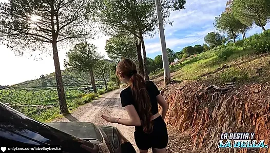 18 yaşındaki kadın; Vajinası titreşirken arabasını sürüyor ve herkesin içinde anal sikişiyoruz!!