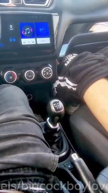 トラック運転手は高速道路でお互いにオナニーして射精し、大量の精液、大きなチンコ。 | クリップ 1