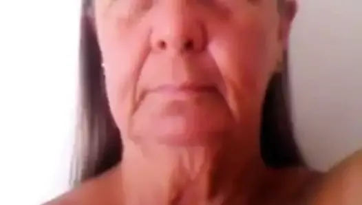 La abuela muestra todo