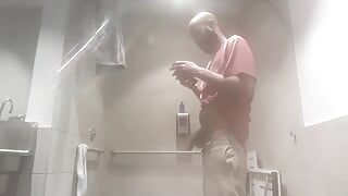 Masturbacja pod prysznicem.