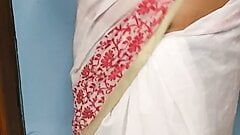 La vicina india indossa sari - figura sexy