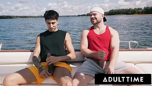 ADULT TIME - heteroseksüel arkadaşlar Marcus Mcneil ve Angel Elias hayal kırıklığı yaratan tekne gününü sert sikişe dönüştürüyor