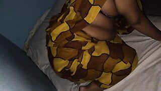 Vídeo quente de Desi Chachi em blusa saree balançando sua bunda gostosa e exibindo grandes mamas