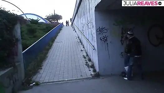 Azgın kaltak köprünün altında hızlı sert sikişiyor