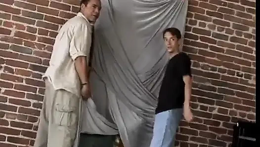 Три мужика объединились, чтобы трахнуть и наполнить сливками черную шлюшку