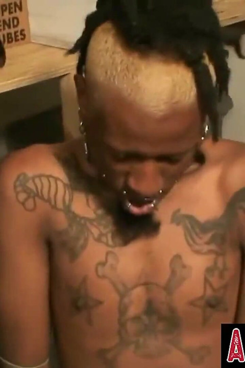 Pierced Penny se masturba pau enorme enquanto está na entrevista