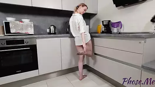 Nicole Смотрится сексуально в рубашке-платье и в колготках соблазняет на кухне