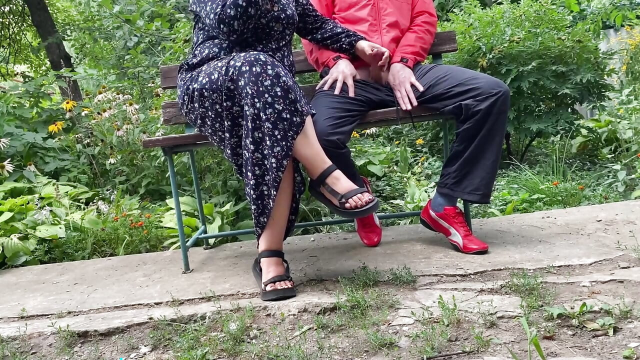 Mama vitregă matură îmi mulge pula în aer liber în parc