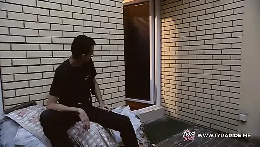 Siyah elbiseli ve çoraplı kızıl saçlı sakso çekiyor ve alıyor