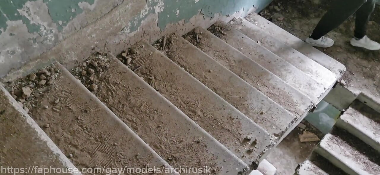 我操了那个婊子，精液从她的屁股里射出来，但我还是把我的鸡巴塞进她的菊花里，第二次
