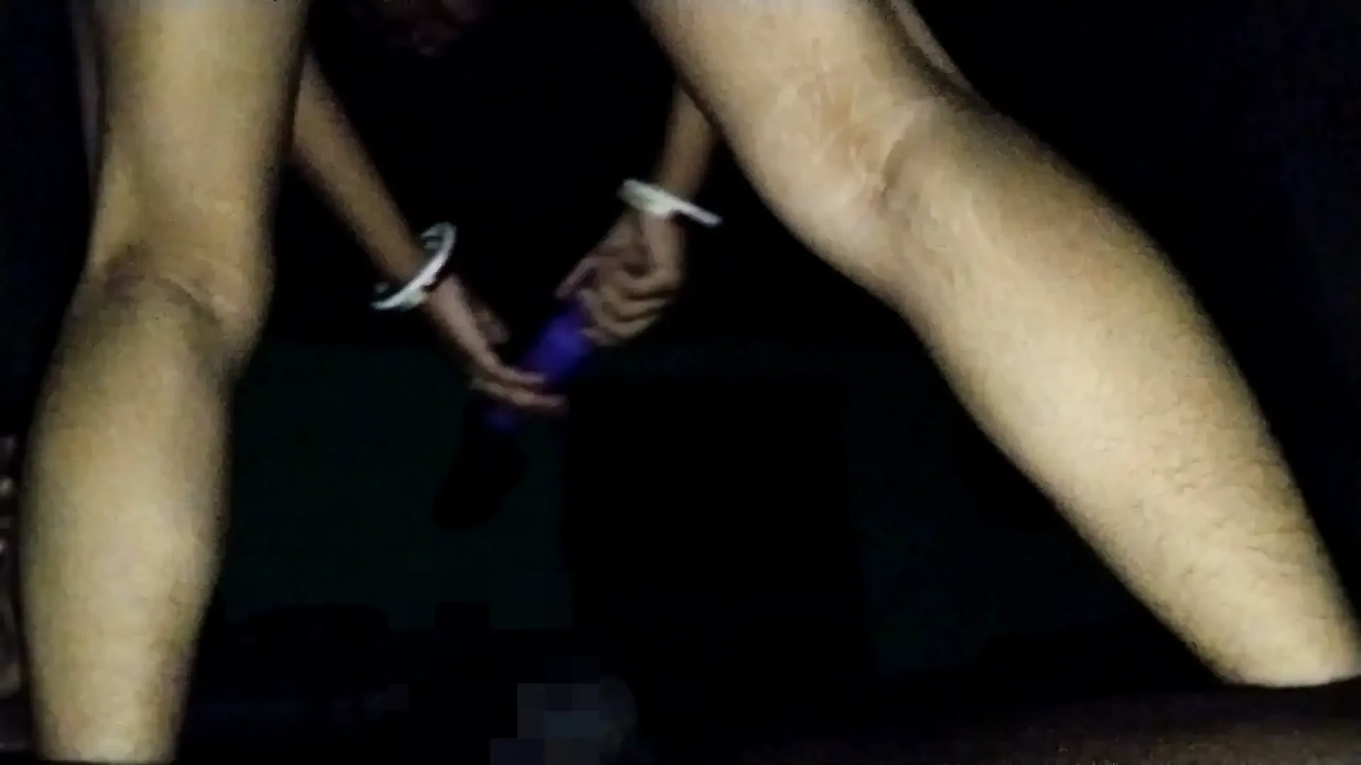 印度饥渴女孩来到她朋友家满足她的大阴户 Xxx 视频