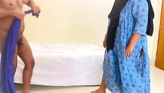 Мужчина входит в комнату домохозяйки и пытается связать ее, но горячая домохозяйка поймала его и связала руки, а затем трахнула его - Наездница