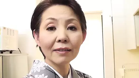 M615G03 A neat mature woman with short hair that looks good in kimono!