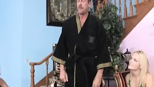 Lesbian toket besar pirang menjilati memek threesome