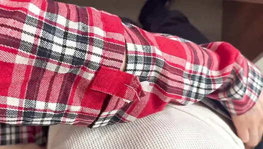 18+ sınıf arkadaşım aniden sınıfta sikimi sıvazlamaya başladı.