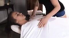 Sensuale massaggio lesbico e bel orgasmo