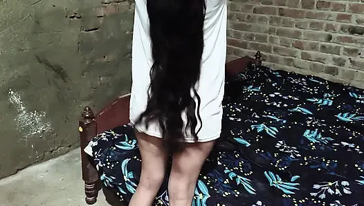 Desa desi jelas hindi hdsex - aku bercinta di tempat tidurku dan menempatkan penis tebalku di memeknya yang berair.