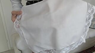 Belle-mère : éjaculation sur un mouchoir en tissu blanc