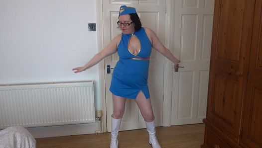 Sexy stewardess kostuum striptease in witte PVC-knielaarzen