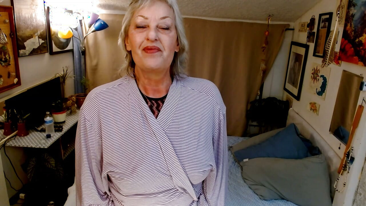 1467 Seducing the new neighbor from GILF extraordinaire DawnSkye1962