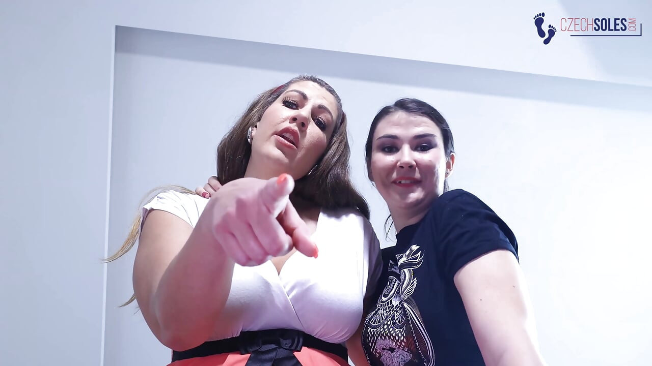 เพื่อน Giantess ที่มีเท้าขนาดใหญ่ขนาด 45 และ 42