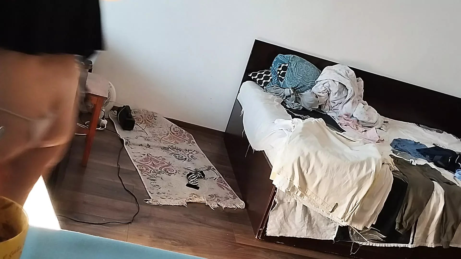 Moglie sexy che fa le faccende domestiche nuda. Sperma sul gran culo della moglie. Preliminari bollenti con una coppia, massaggio con olio s