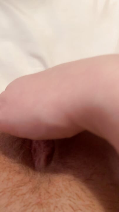 MILFは激しくイき、おもちゃの上で大きな声で喘ぐ