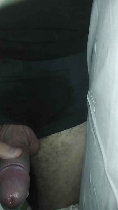 משחקת עם זין לא חתוך לפני השינה