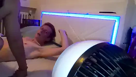 Aku menyetubuhinya tanpa repot