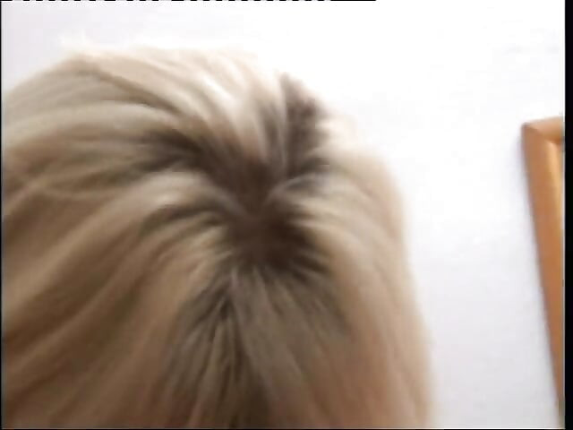 شقراء شابة تعطي مص عميق وتركب الديك