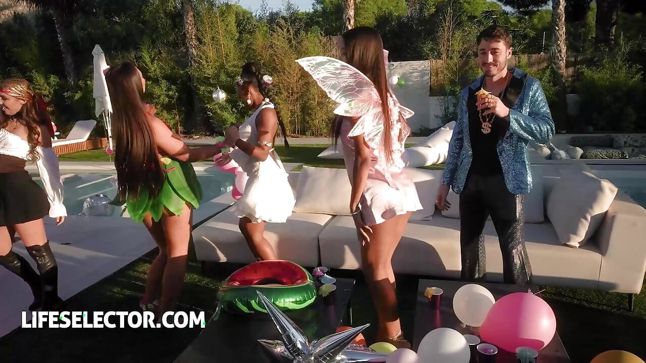 Orgie cu costume la petrecere cu Malia Lenoir, Candee Licious și Milan Cheek