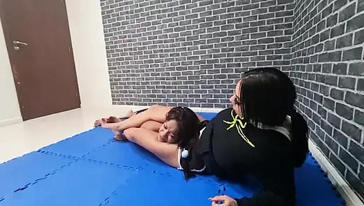 Scissor melawan kaki ekstrem oleh cewek papan atas alice