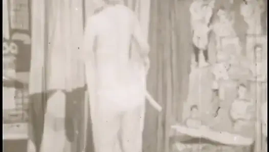 Ateşli klasik orta yaşlı seksi kadınlar şehvetli soyunuyor