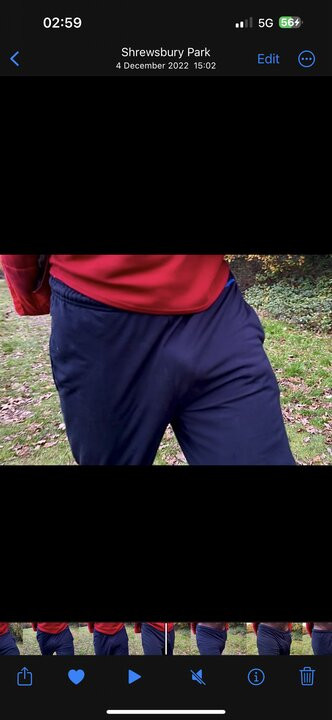 Cámara lenta mía con mi polla aleteando debajo de mis pantalones de chándal durante mi caminata matutina por el bosque