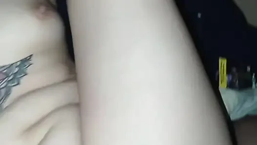 Aku ngasih aku kontol kaya raya ini sama temanku yang marah sama pacarnya