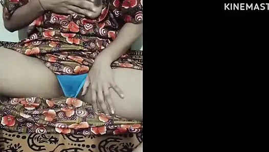 Meena onu sikecek kimse yokken kendini tatmin etmek için dildo kullanıyor