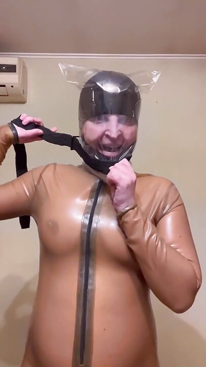 Igranje disanja u plastičnoj kesi u lateksu, znojenje i skidanje lateksa