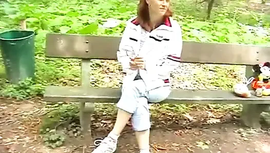 Mädchen zeigt muschi öffentlich Stadtpark und im Auto, pissen und ziehen sich im wald