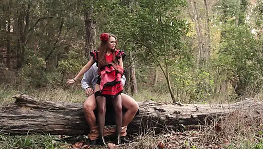 Cewek dengan rok polka dot dientot habis-habisan di hutan