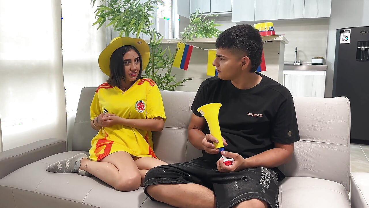 Minha melhor amiga latina está me esperando sem calcinha e apostando sua buceta molhada se seu time ganhar. Especial da Copa do Mundo de 2026!
